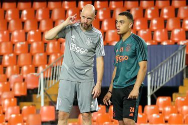 Dit is wat Ajax-trainer Ten Hag tegen Sergino Dest zei over zijn keuze voor de Verenigde Staten