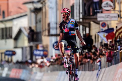 Alberto Bettiol soleert naar winst in 18e etappe van de Giro d'Italia