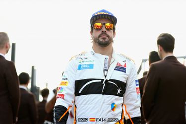 Alonso rijdt 1 dag na F1-afscheid in NASCAR-wagen in Bahrein (video)