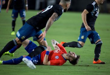 'Vriendschappelijk potje' tussen Argentinië en Chili levert geen goals op, maar wel 10 kaarten