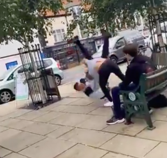 🎥 | 16-jarige BJJ-kampioen smijt vervelende man op straat meerdere keren neer