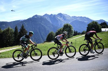 🎥 | Roglic valt maar blijft leider, Kämna pakt winst