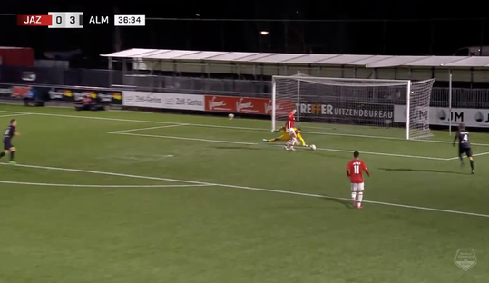 🎥 | Wat een k*tkeeper! Almere-goalie begaat enorme blunder