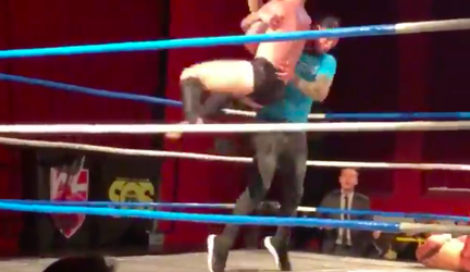 HAHA! Ipswich Town-spits maakt debuut als WWE-worstelaar (video)
