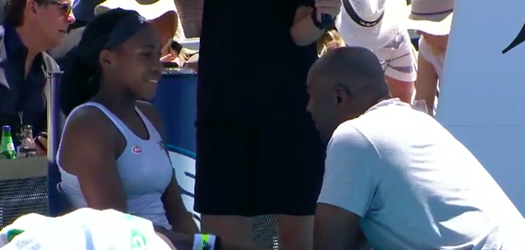 🎥 | Tennistalent Coco Gauff corrigeert vloekende vader: 'Je zei het D-woord!'