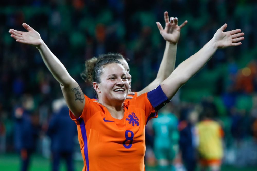 Sherida Spitse blij met voetbalplaatjes van Oranjeleeuwinnen: 'Spaarde ik vroeger altijd'