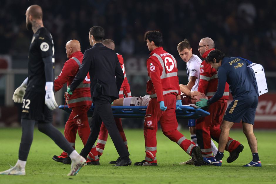 🎥 | Perr Schuurs per brancard veld af bij Torino tegen Inter