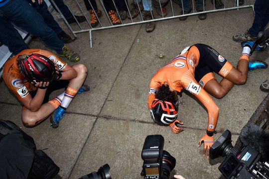 Worst slikt tranen weg na 2e plek: ‘Was in de sprint m'n krachten kwijt’