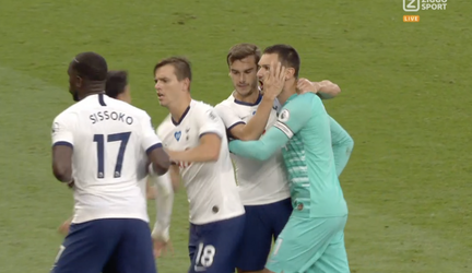 🎥 | HEH?! Spurs-doelman Lloris valt ineens teamgenoot Son aan 💥