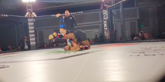 🎥 | MMA-vechter bewusteloos nadat hij KEIHARD tegen de grond wordt gesmeten