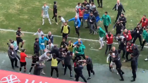 Wéér gekke beelden uit Turkse competitie: 5 rode kaarten in slotfase en overal ruzie