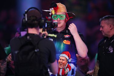 WK darts: Ricky Evans stunt met dikke overwinning op troosteloze Nathan Aspinall