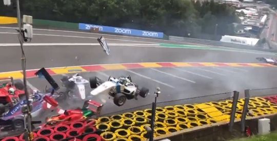 🎥 | MEGAKLAPPER bij W Series op Spa: 6 wagens knallen met volle snelheid op elkaar