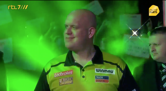 🎥 | Pijnlijk! Dartsomroeper denk dat Van Gerwen nog altijd regerend wereldkampioen is