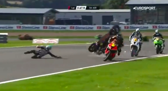 WOW! 3 coureurs onderuit bij heftige valpartij tijdens Superstock 600-race (video)