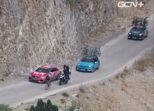 🎥 | Teamauto heeft grootse moeite met 'zwaarste klim van 2023' in Ronde van Turkije