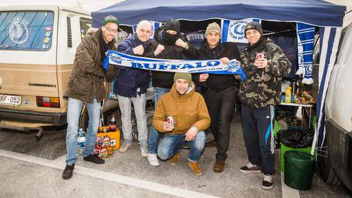 Knettergek of baasjes? Deze fans doen dit om erbij te zijn op Wembley (foto's)