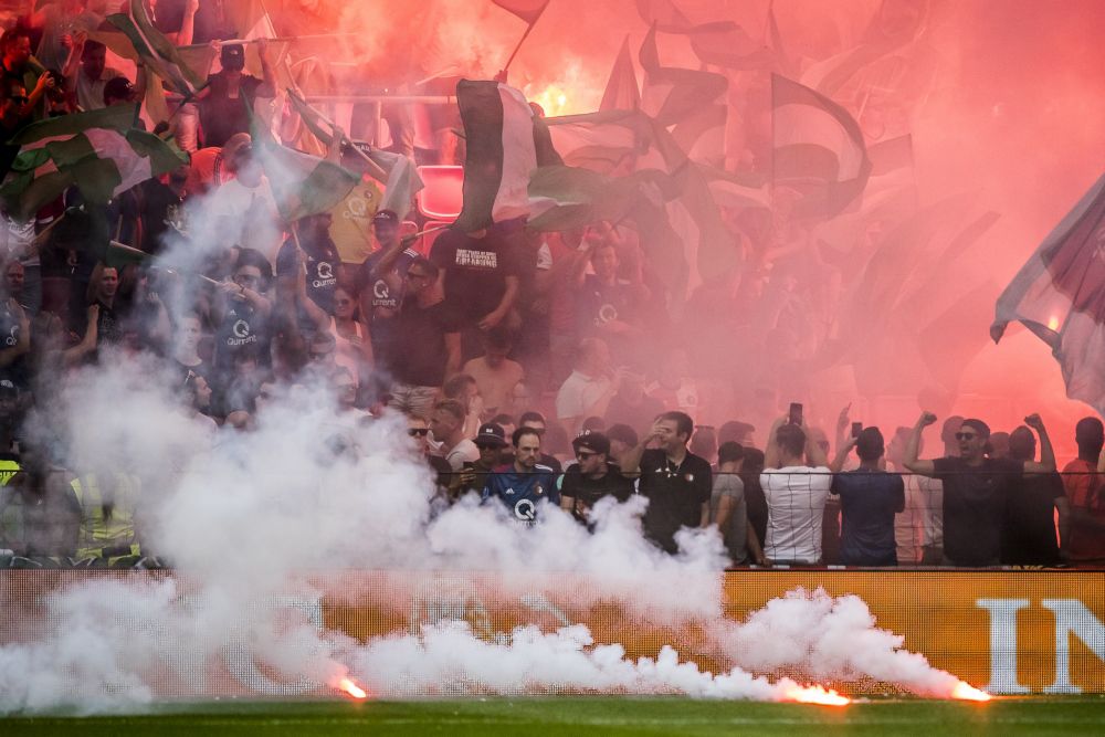 Feyenoord doet aangifte tegen mafkezen die met fakkels gooiden