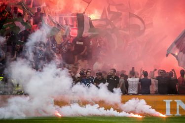 Feyenoord doet aangifte tegen mafkezen die met fakkels gooiden