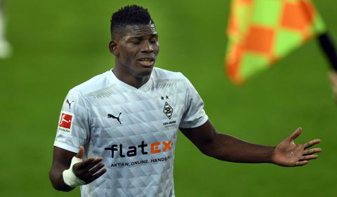 Trainer Gladbach pleurt Embolo uit selectie na feestje met VEEL schaars geklede vrouwen