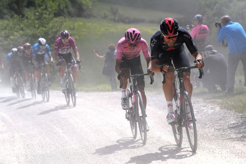 🎥 | Giro d'Italia: Bernal steviger in roze trui na 'mini-Strade Bianche', Evenepoel verliest veel tijd