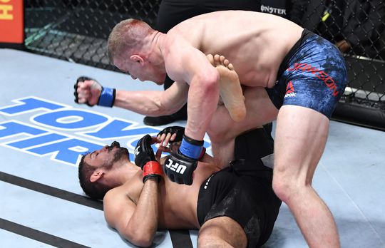 🎥 | UFC: Grant Dawson mokert Leonardo Santos KO, scheids ziet niks en laat doorgaan