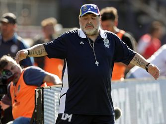 🎥 | Diego Maradona slaat keihard terug na 'kletsende' dochter: 'Ik ga niets achterlaten'