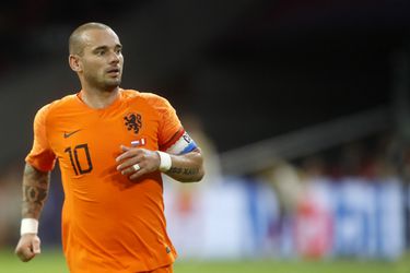 Wesley Sneijder loopt nekklachten op bij auto-ongeluk