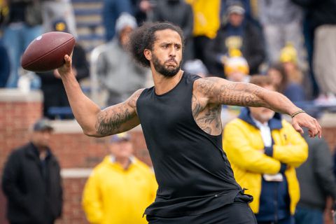 The Rock probeert Colin Kaepernick naar de XFL te praten