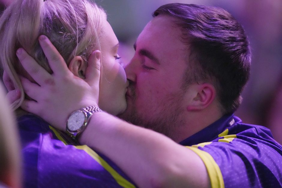 Luke Littler (16) heeft relatie met deze 21-jarige dartster
