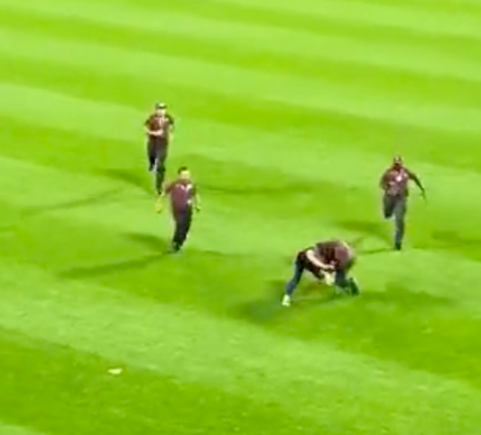 😂 | Beveiliger haalt lastige veldbestormer na geweldige sprint en tackle keihard neer