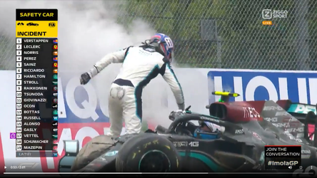 🎥 | Russell geeft Bottas klap op z'n helm, Bottas steekt middelvinger op na harde crash