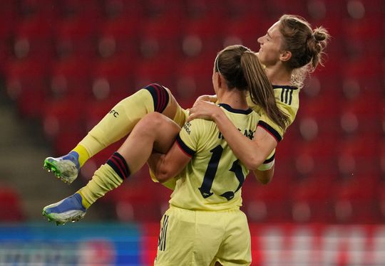 🎥 | Vivianne Miedema schiet Arsenal met hattrick en 100ste clubdoelpunt naar CL