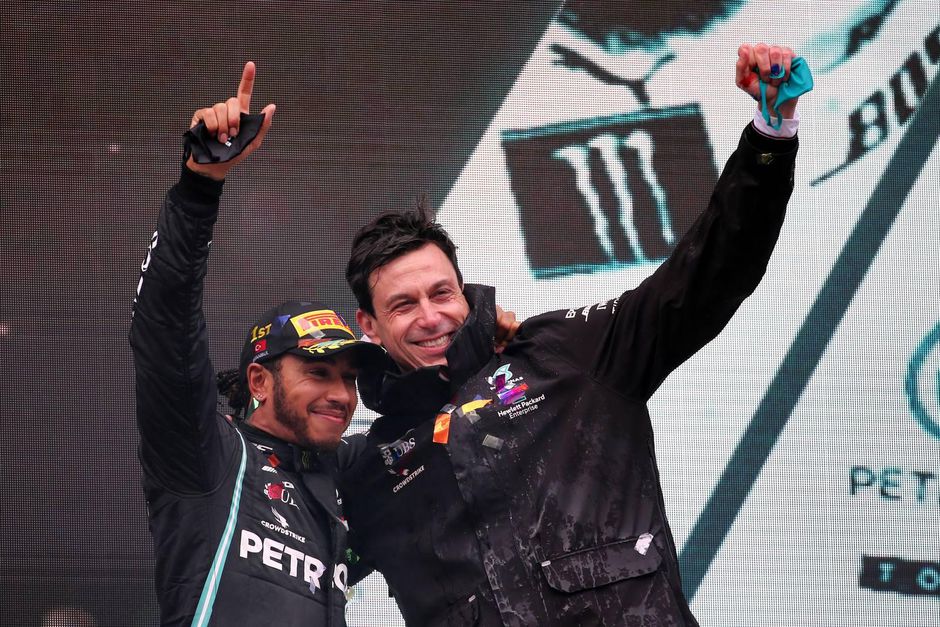 Waarom Hamilton waarschijnlijk voor 1 jaar verlengt bij Mercedes