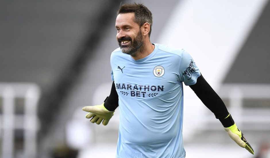 Mooi: Guardiola gunt de 35-jarige Carson zijn Manchester City-debuut