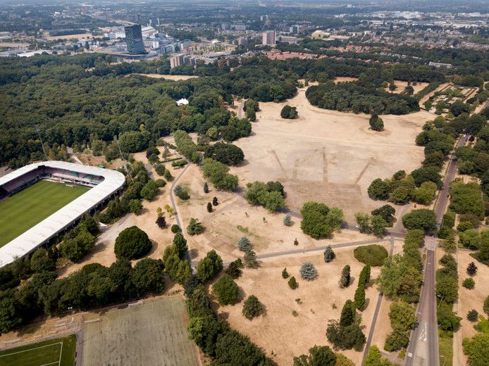 Het verschil kan niet groter: groene velden in NEC-stadion en kale vlaktes op Goffertpark