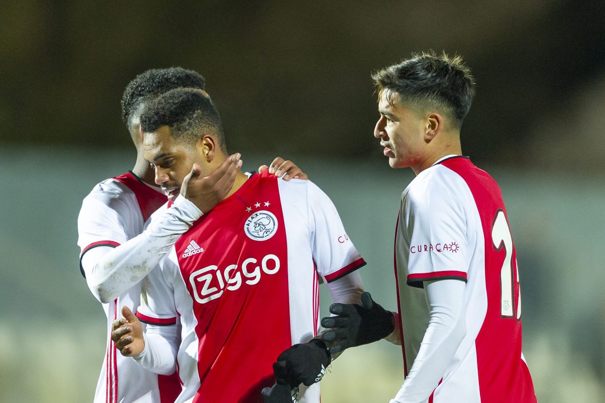 Jong Ajax blijft in spoor van koploper Cambuur dankzij ruime zege op Go Ahead