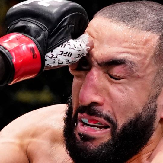 🎥 | UFC-vechter zag even niks meer na harde prik in oog: 'Zicht komt langzaam terug'