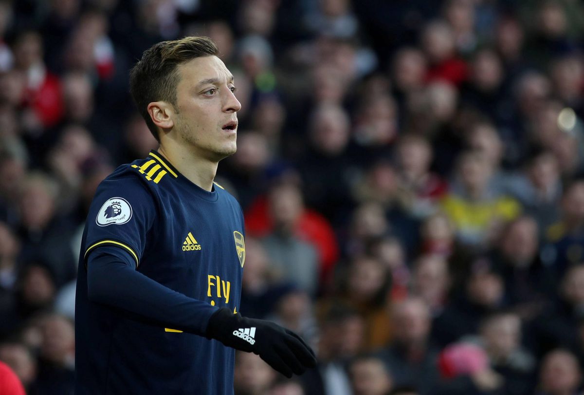 Özil doet lullig tegen China en Arsenal laat hem zakken