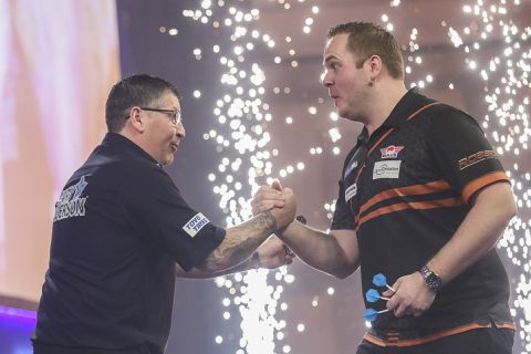 Dirk van Duijvenbode neemt op de UK Open revanche voor verloren kwartfinale op WK