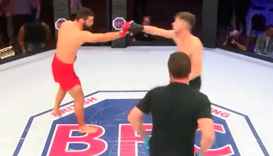 🎥 | SMERIG! MMA-vechter faket fistbump en deelt trap uit... En krijgt uit wraak KO om de oren