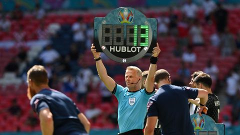 Bas Nijhuis legt uit waarom Björn Kuipers nog niet heeft gefloten: 'Dit is juist gunstig'