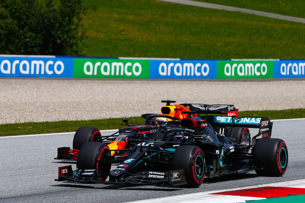 Verstappen 3e na grote mannen-duel met Bottas, Hamilton wint in Oostenrijk