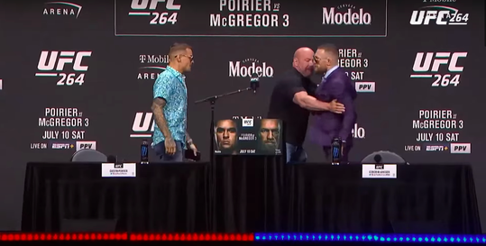 🎥 | Conor McGregor scheldt huid Dustin Poirier vol op persconferentie: 'Geef geen fuck'