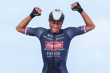 Mathieu van der Poel rijdt alle Jumbo-Visma coureurs op een hoopje en is de nieuwe Nederlands kampioen