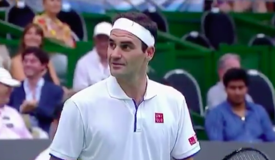 🎥 | HAHA! Roger Federer poseert tijdens een wedstrijd voor wat fotootjes