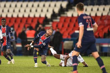 Zorgen om huilende Neymar, die met brancard van het veld moest bij PSG-Lyon