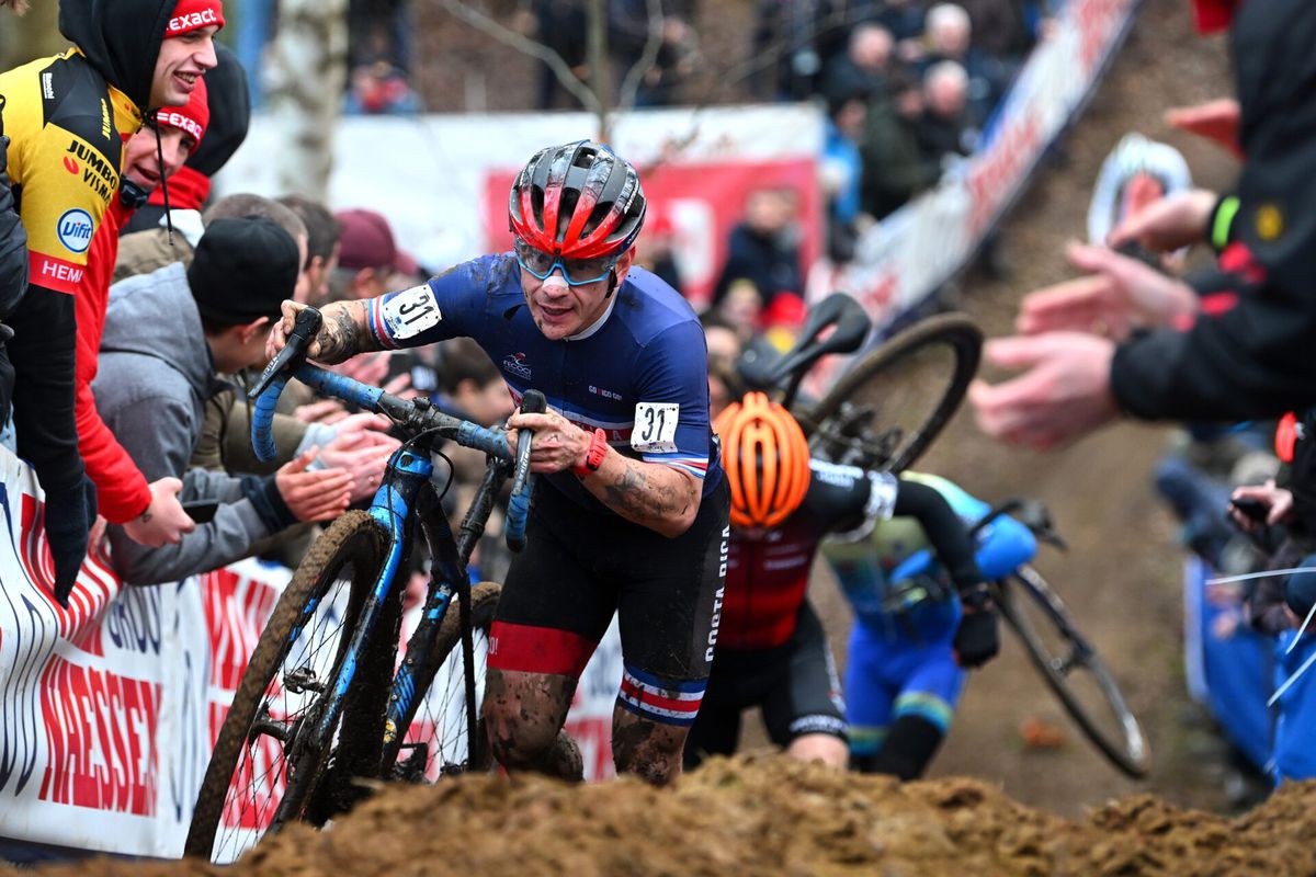 Costa Ricaan kreeg elleboog van Mathieu van der Poel: 'Hij had harder moeten duwen, ik stop ermee'