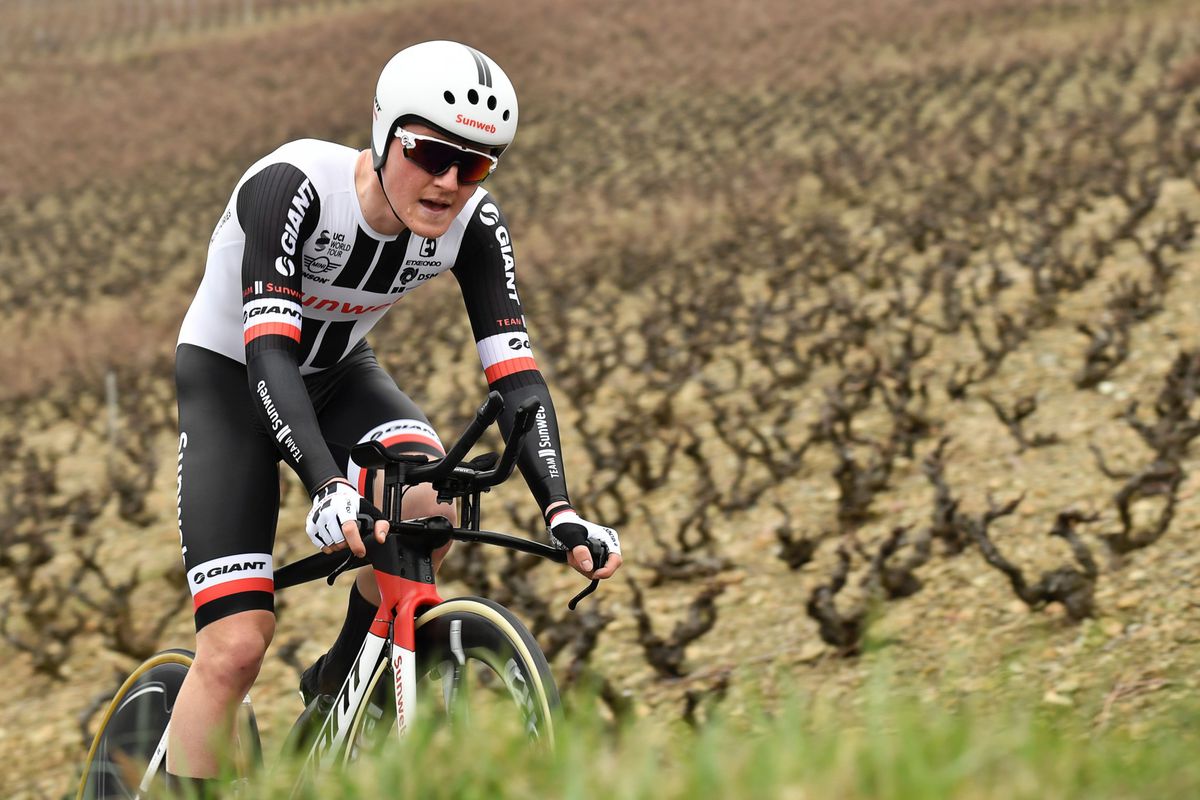 Oomen valt tijdens Amstel Gold Race na pakken tasje in ravitailleringszone (video)