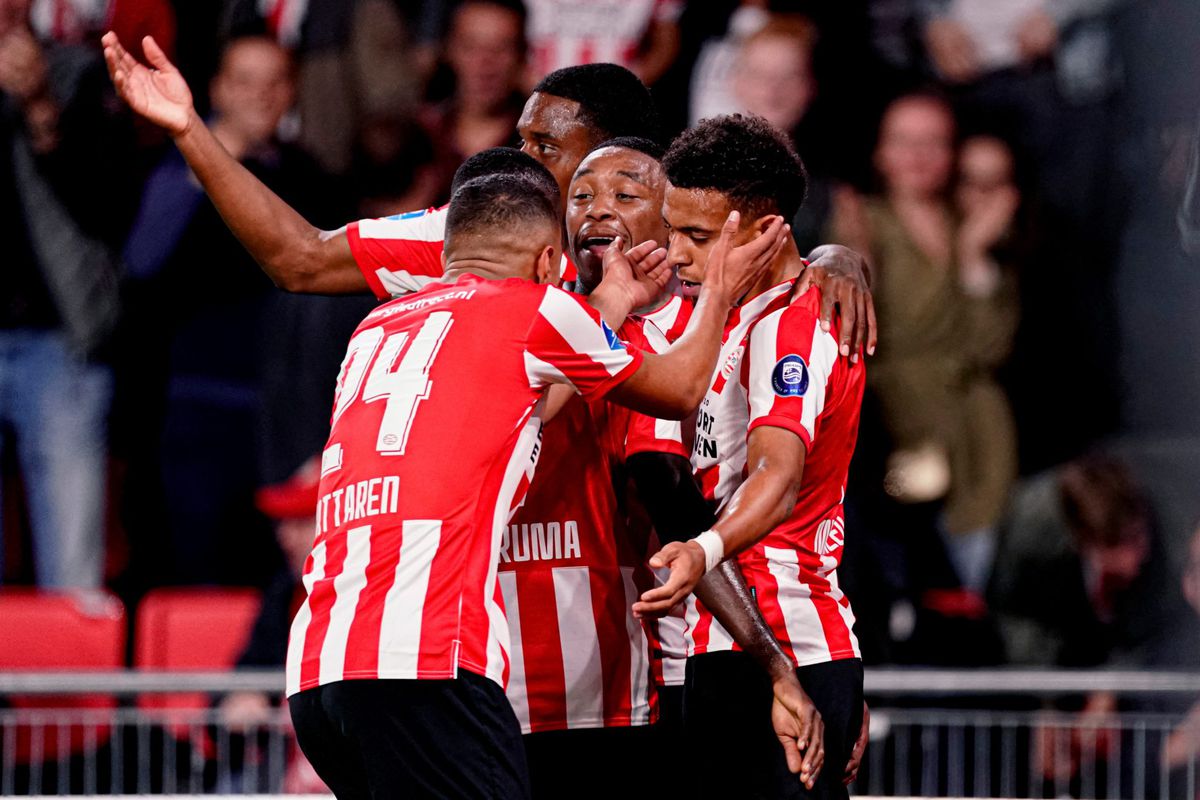 PSV dankt vijf keer scorende Donyell Malen bij ruime winst op Vitesse